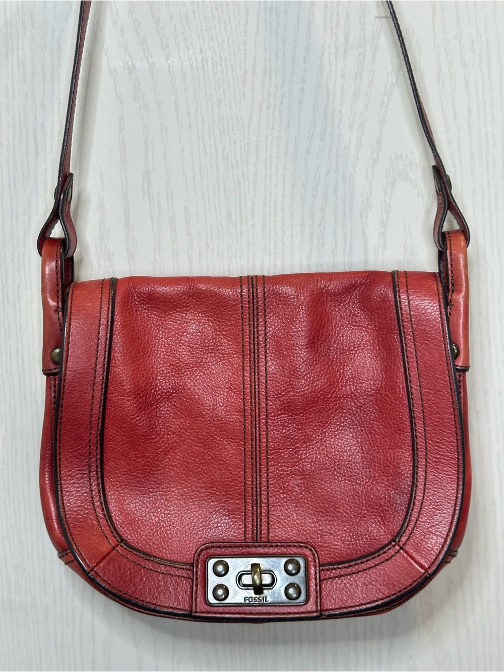 Fossil 1954 "Long Live Vintage" Apple Red Leather Saddle Bag Crossbody fall bag